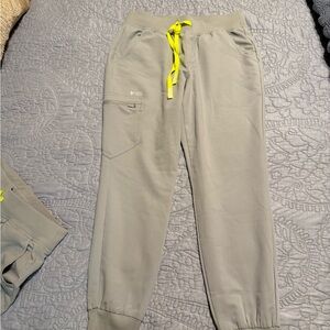 Figs women’s Silver arrows small petite jogger scrubs